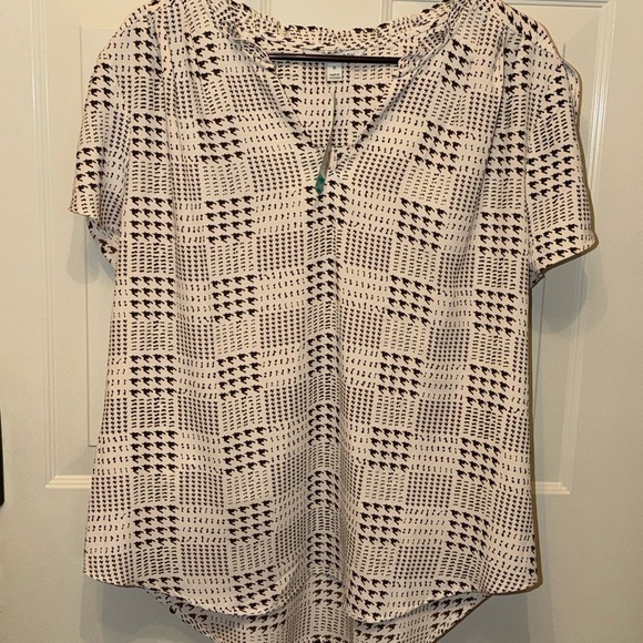 41 Hawthorn Tops - 41 Hawthorn White Short-Sleeve V-Neck Top with Black Print